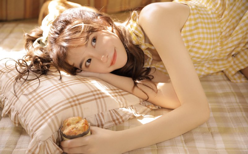 “你好可爱 说话可爱写字可爱翘腿也可爱 睡觉可爱沉默可爱 看我的时候最可爱”