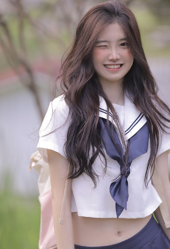 ”你不一定非得长成玫瑰,你乐意的话,做茉莉,做雏菊,做无名小花,做千千万万“