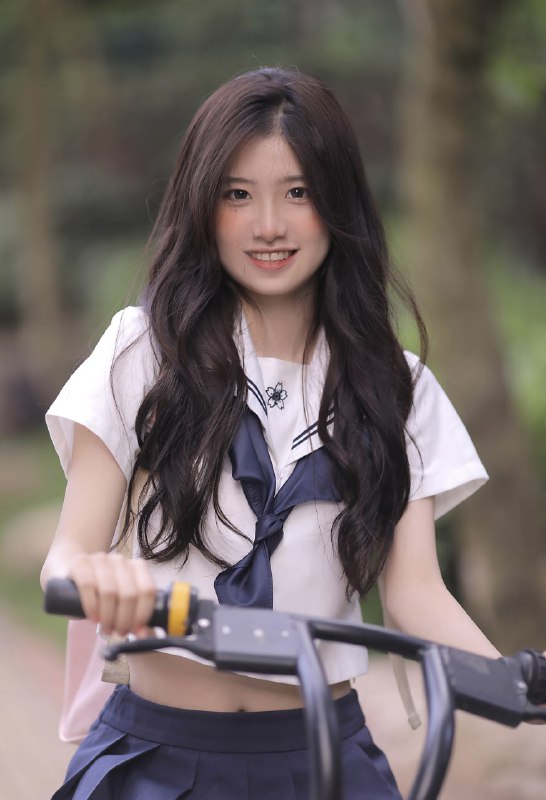 ”你不一定非得长成玫瑰,你乐意的话,做茉莉,做雏菊,做无名小花,做千千万万“