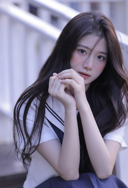 ”你不一定非得长成玫瑰,你乐意的话,做茉莉,做雏菊,做无名小花,做千千万万“