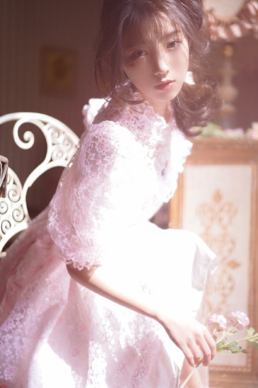 ”当恶魔来的时候小王子手上没有剑，只拿着手中想要送你的花儿呀🌸 “